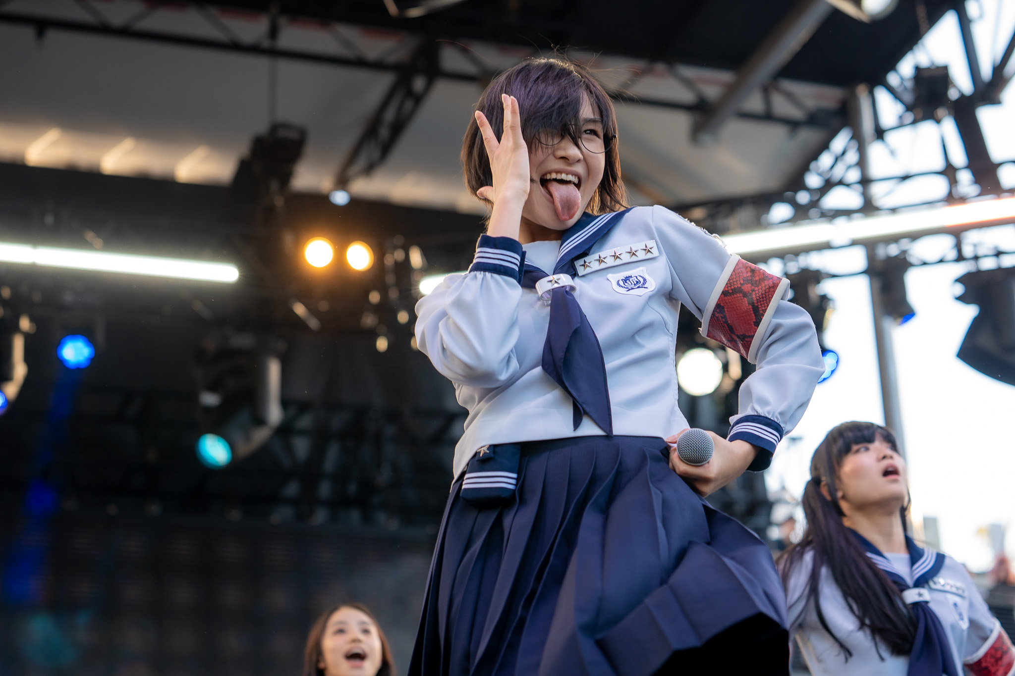 ATARASHII GAKKO! performing synchronized choreography