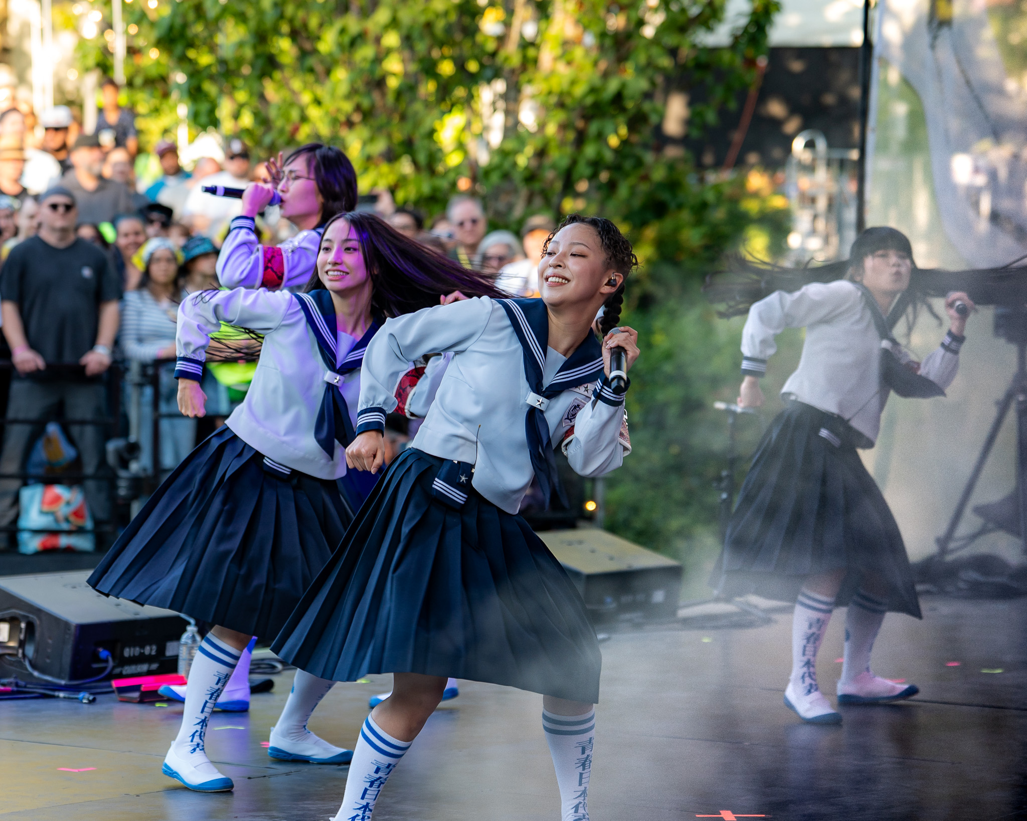 ATARASHII GAKKO! moving together through stage smoke