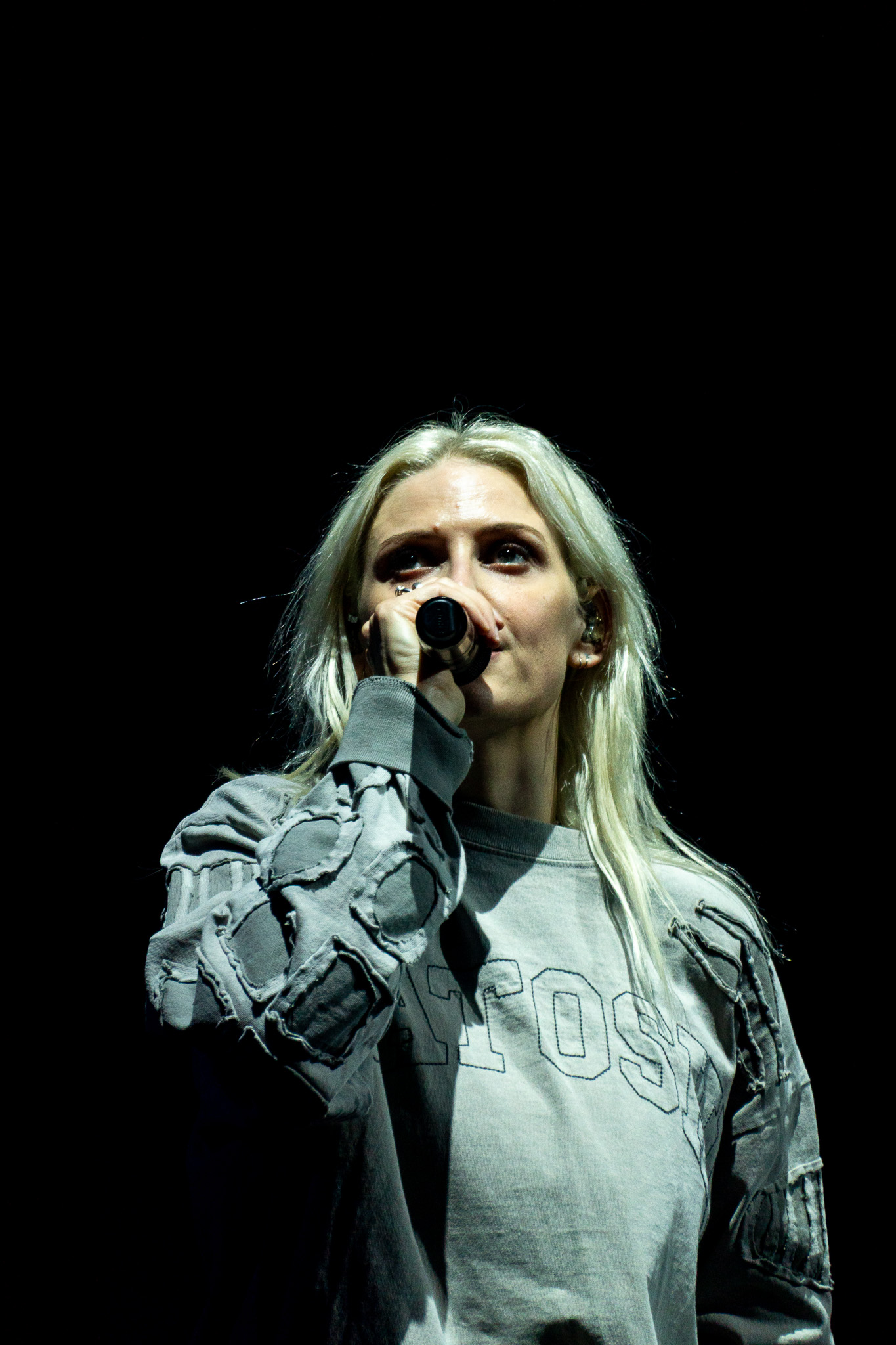 Emily Armstrong singing with Linkin Park