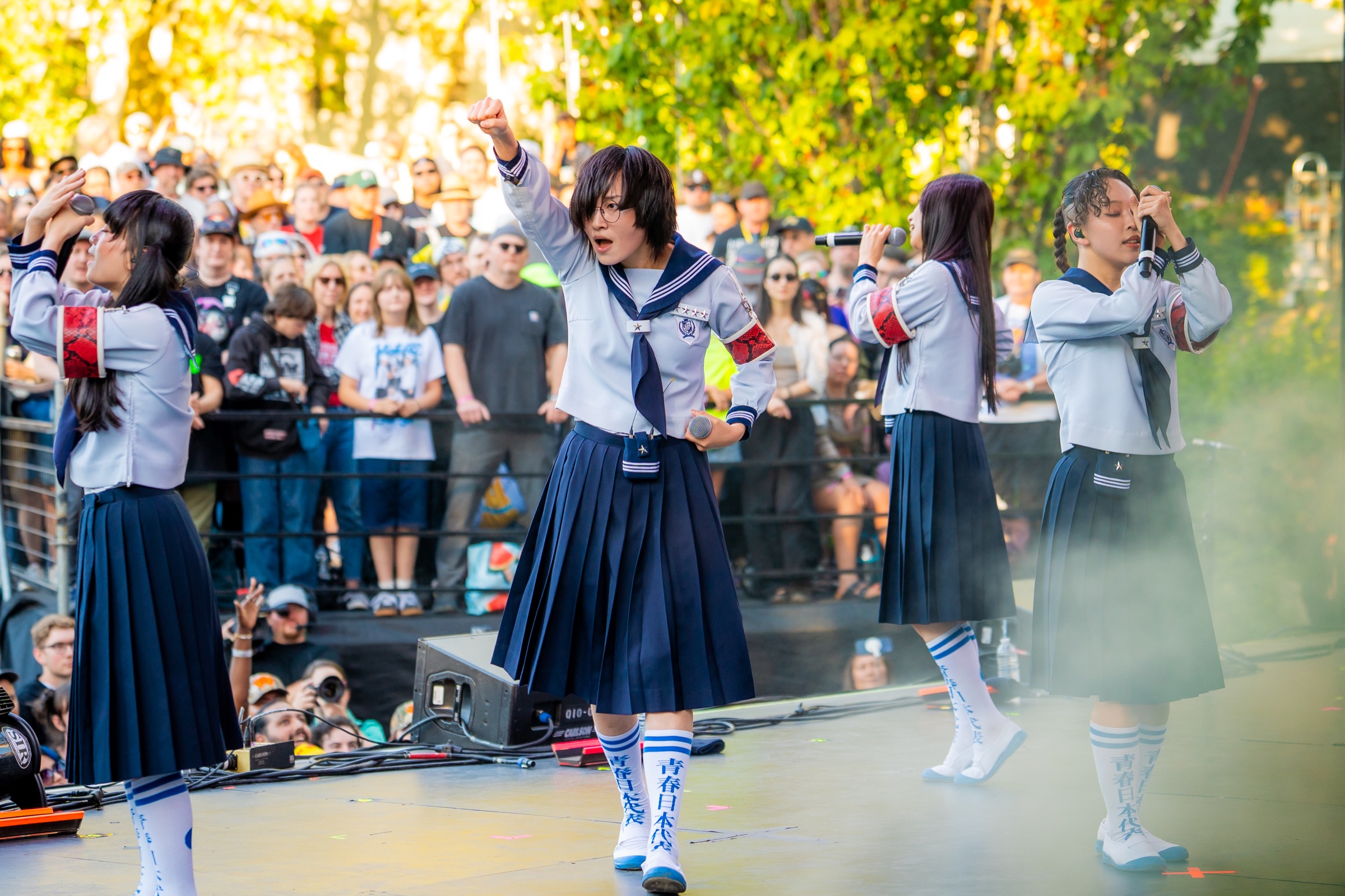 ATARASHII GAKKO! performing live