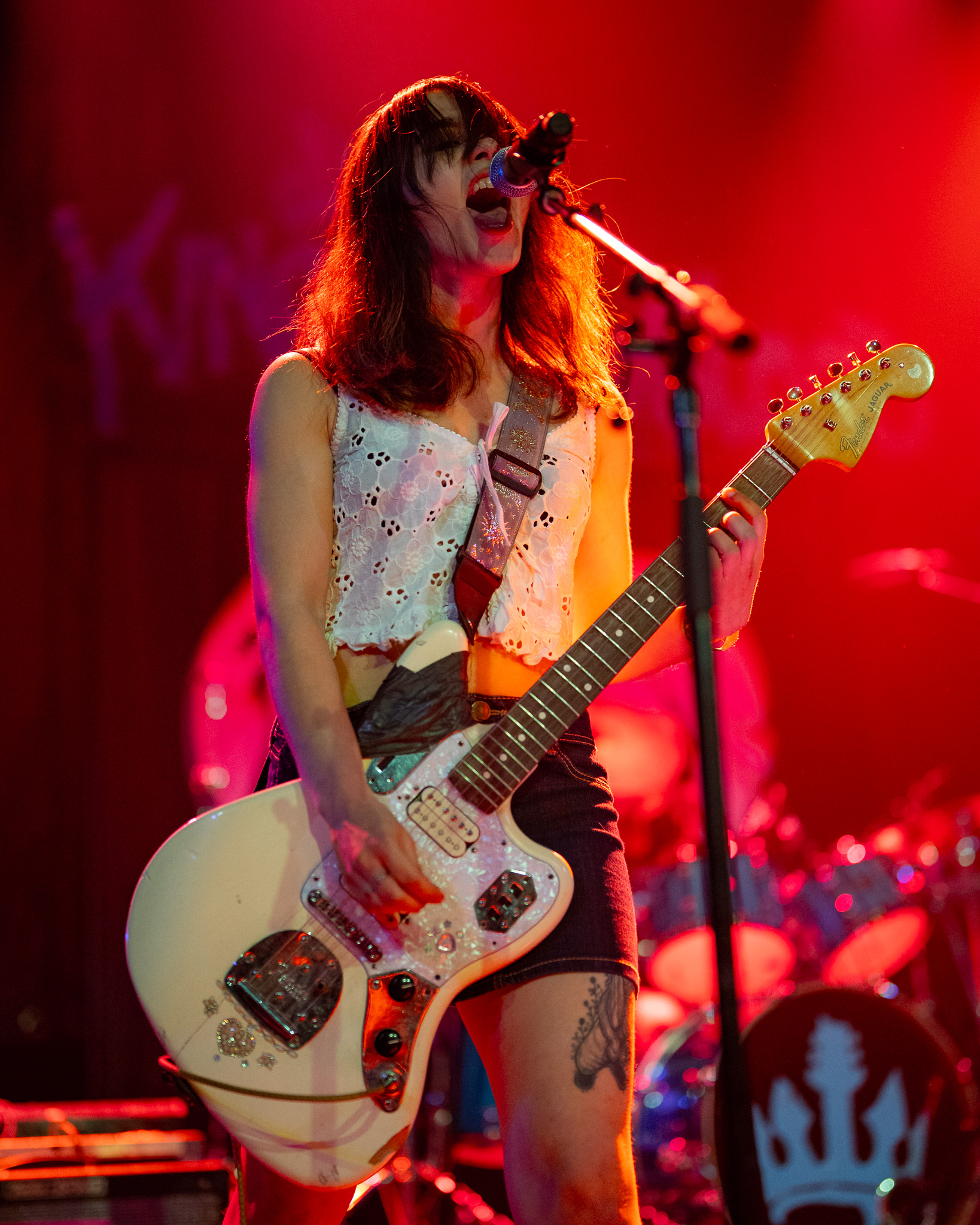 Muñeca performing live